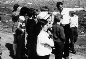 00-00-0000 Adult leader pointing to something as group of boys and girls look on. Photo by Robert Mills