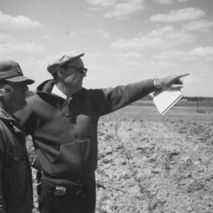 03-30-1976 Harold Alt looking @ something being pointed out by Dean Swigart-Photo by Robert Mills