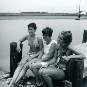 07-15-1975 Herbert Metzger Farm. Marianne Mrs. Jane, Patty#1-website