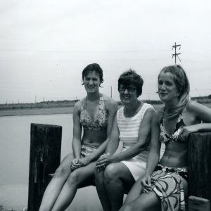 07-15-1975 Herbert Metzger Farm. Marianne Mrs. Jane, Patty#2-website