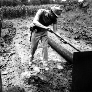 07-17-1975 Dean Swigart covering pipe at Bill Evans Pond-website