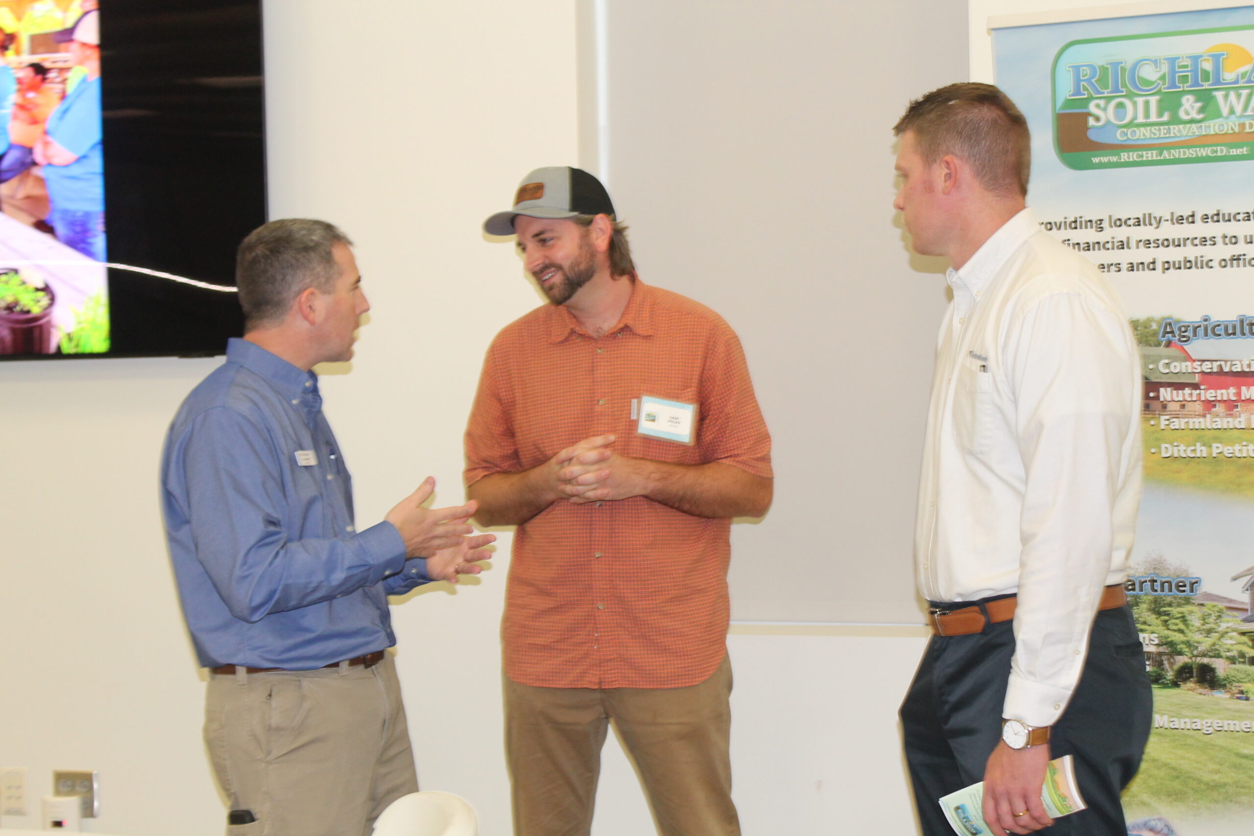 Attendees talking to Foley, Sam SWCD Tech