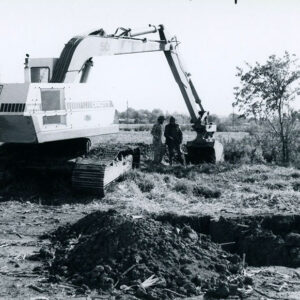 00_00_0000_Crane_with_bucket_digging_in_field__1_website.-5271