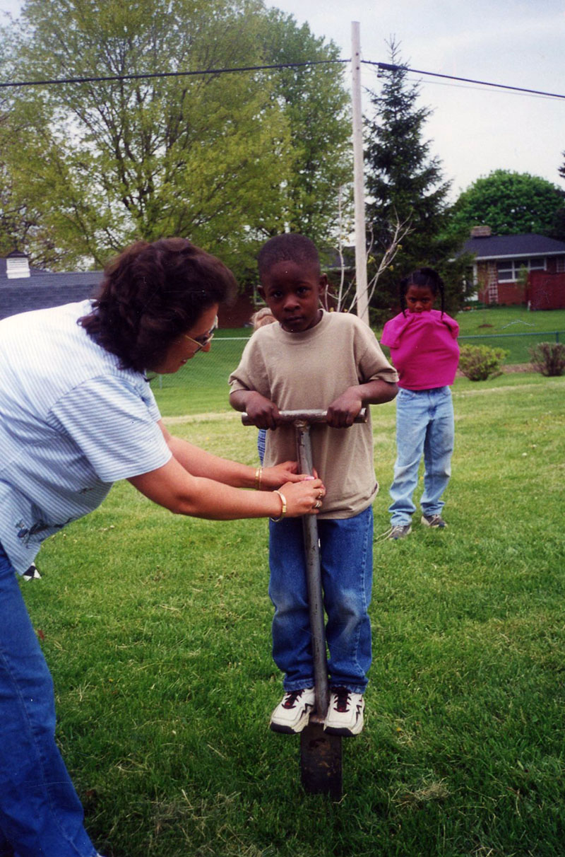 Diana Kelley, Richland Soil and Water Conservation District Education Coordinator, helping a student planting a tree
E471