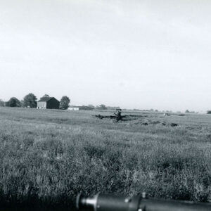 00_00_0000_Field_with_barn_and_some_kind_of_equipment_in_distance_website-5273