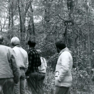 00_00_0000_Group_of_men_observing_something_in_a_forest_website-5835