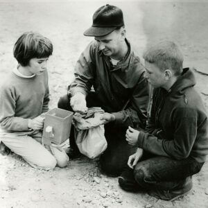 00_00_0000_Instructor_Dave_Tucker_explains_seeding_methods_to_6th_grade_class_members._Alta_Fescue_is_effective_for_erosion_control_projects_website-2200