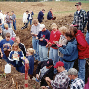 00_00_0000_Large_group_of_students_in_field_3_Website2-5615