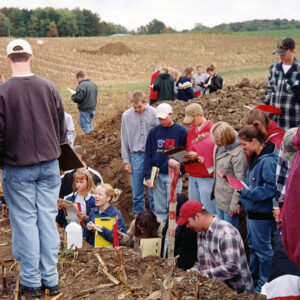 00_00_0000_Large_group_of_students_in_field_4_Website-5614