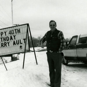 00_00_0000_Larry_Ault_with_40th_birthday_sign_2_website-2738