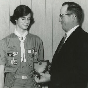 00_00_0000_Man_handing_award_to_a_scout_in_uniform_website-4894