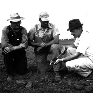 00_00_0000_Marvin_Bureau_Ralph_and_Lee_Oswalt__outstanding_district_cooperator__website-3059