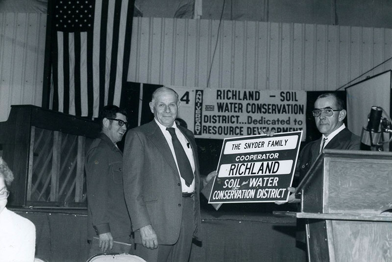 Annual Meeting
Presentation of Cooperator Award to Snyder Family
Photo ID#: RSWCD631