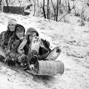 00_00_0000_Three_boys_on_a_toboggan_website-2999