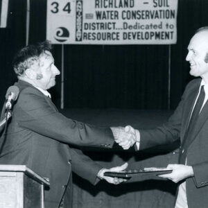 00_00_0000_Unknown_presenter_presenting_award_to_unknown_recipient_website-5747