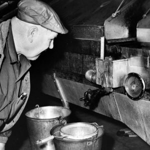 03_29_1971_Arthur_Chambers__Jim_Chambers_Farm__ready_to_take_off_a_batch_of_new_syrup_website-1114