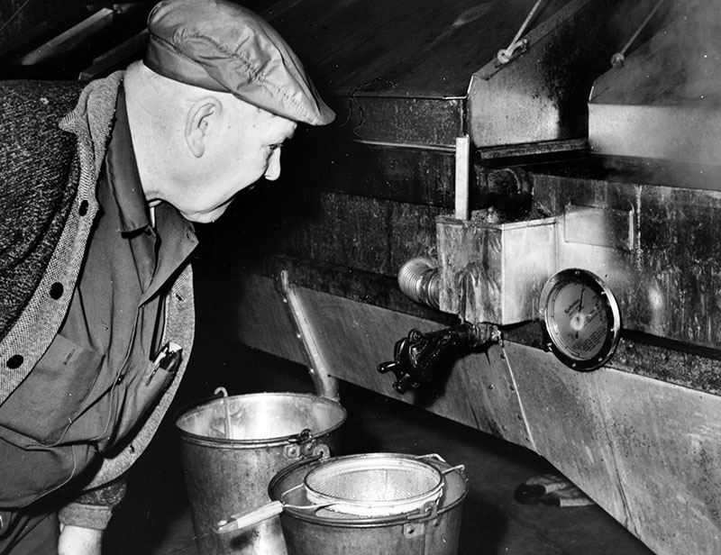 March 29, 1971
Arthur Chambers (Jim Chambers Farm)
Ready to take off a batch of new syrup
Photo ID#: A558