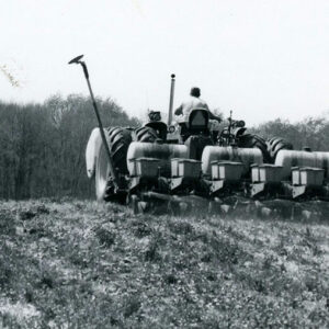 04_16_1985_Jim_Zimmer_plants_no_till_corn_into_wheat_stubble_clover_sod._Note_sprayer_mount_behind_planter_website-5214