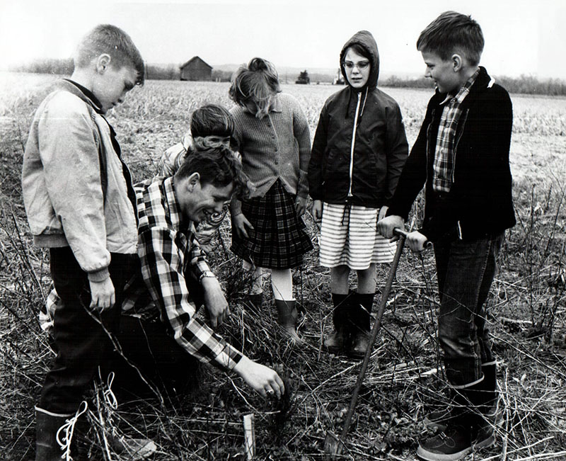 April 17, 1968
Charles Hutchinson of Crestview Vo-Ag
He instructs Savannah 4th graders at Forestry Day
Photo ID#: E25
