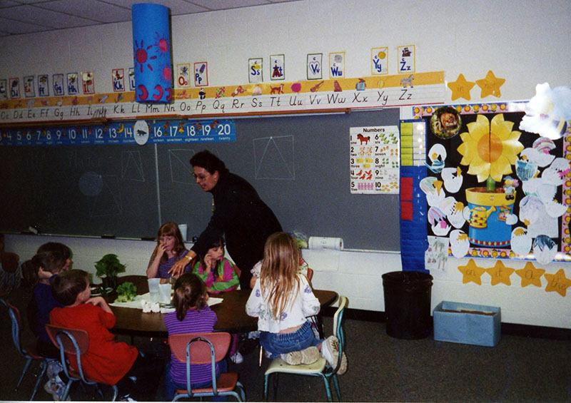 April 2000
Crestview K class with Diane Kelley
Photo ID#: E56