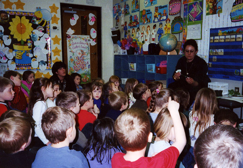 April 2000
Crestview K class with Diane Kelley
Photo ID#: E59