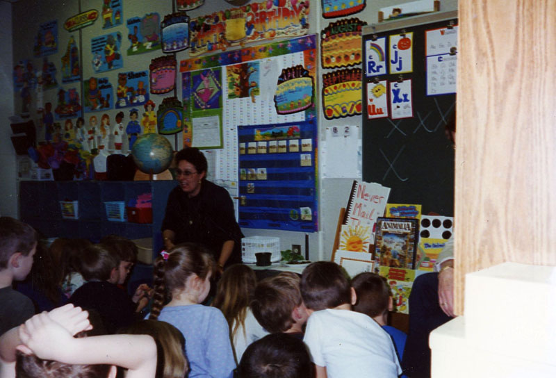 April 2000
Crestview K class with Diane Kelley
Photo ID#: E60