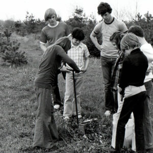 05_01_1975_Dale_White___Bob_Beaty_assist_Tami_Hetsler_to_plant_a_seedling_shrub__2_website-2009