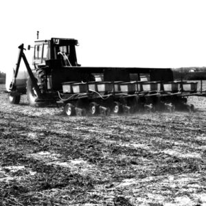 05_05_1980_K_Ernst_planting_no_till_in_soybean_stubble_on_Fred_Grauer_Farm_Note_sprayer_booms_on_planter_website___Copy-1134