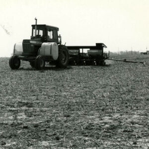 05_05_1980_Kenny_Ernst_plants_no_till_corn_in_soybean_stubble._Fred_Grauer_Farm_website-5225