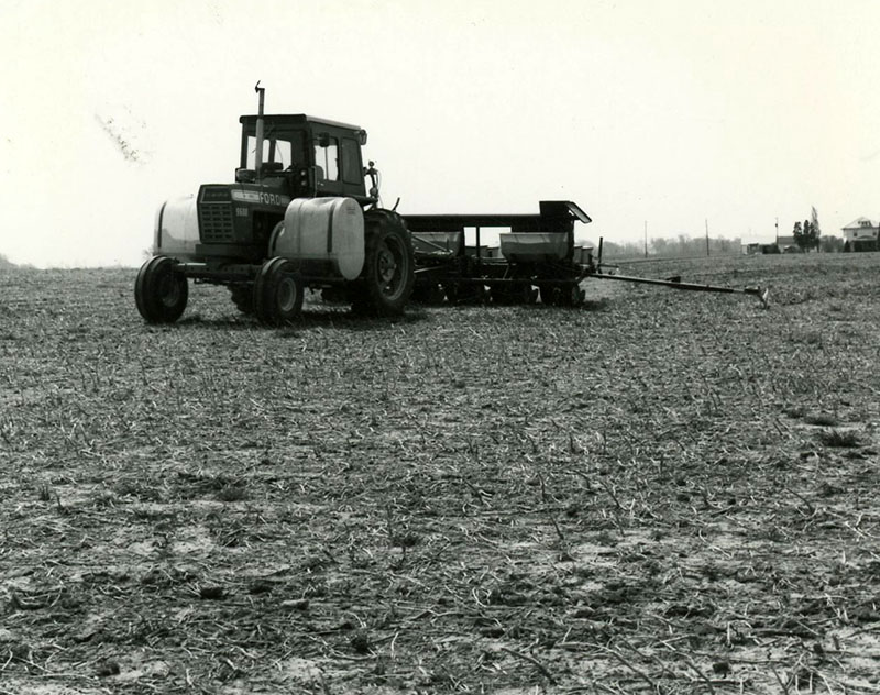 May 5, 1980
Kenny Ernst plants no-till corn in soybean stubble
The Fred Grauer Farm
Photo ID#: A919