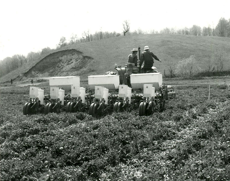 May 5, 1980
Nathan Hickerson planting no-till corn in clover sod
Jim Bender Farm
Photo ID#: A579