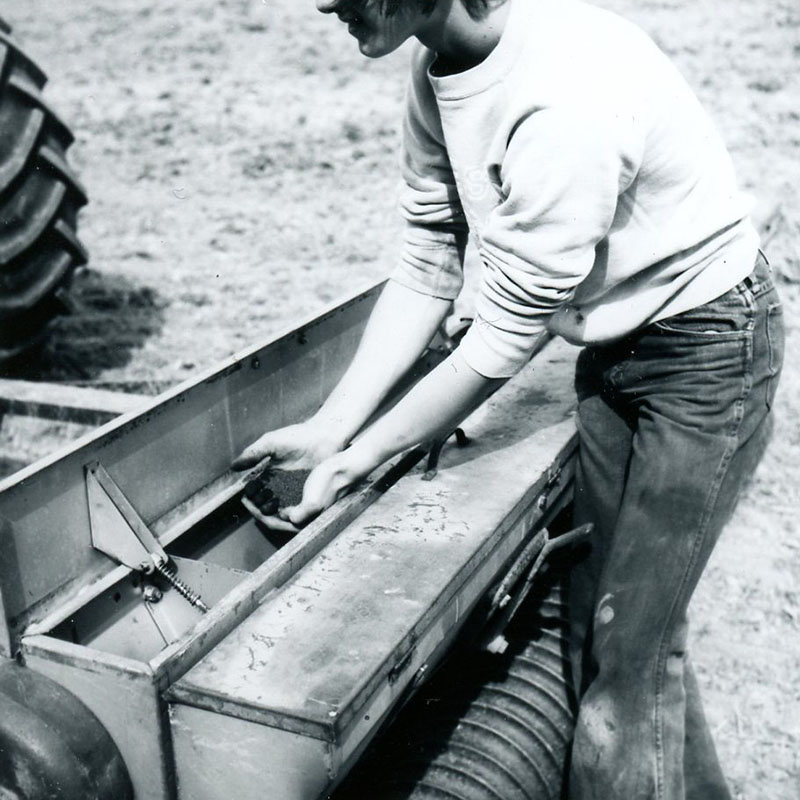 May 6, 1976
Kelley Kyler at C. Fernyak Farm
Birdfoot seeding
Photo ID#: A248