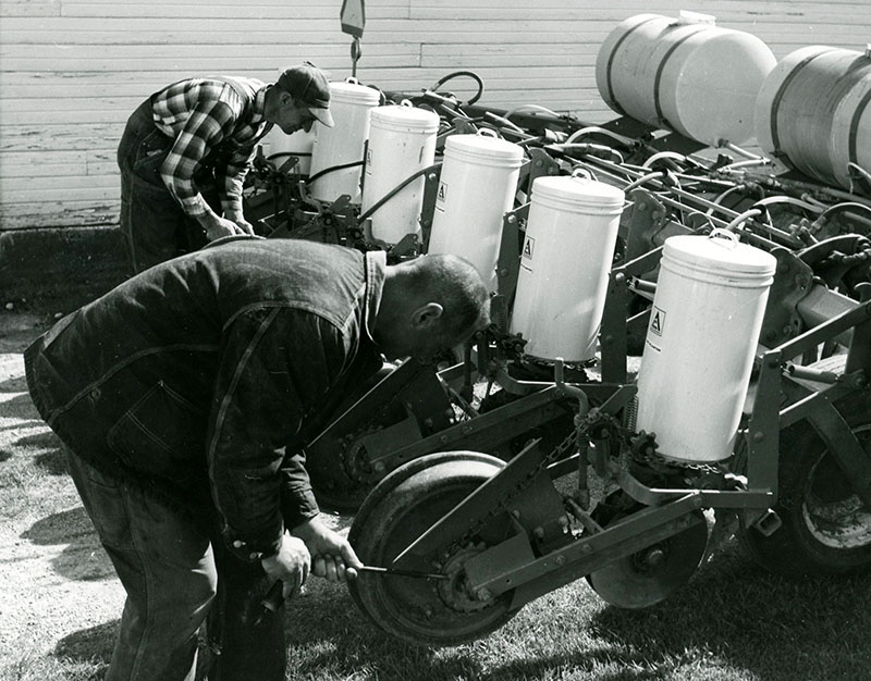 May 7, 1968
Leonard and Eugene Rietschlin
A C minimum (no-till) corn planter, six 30-inch rows
Photo ID#: A580