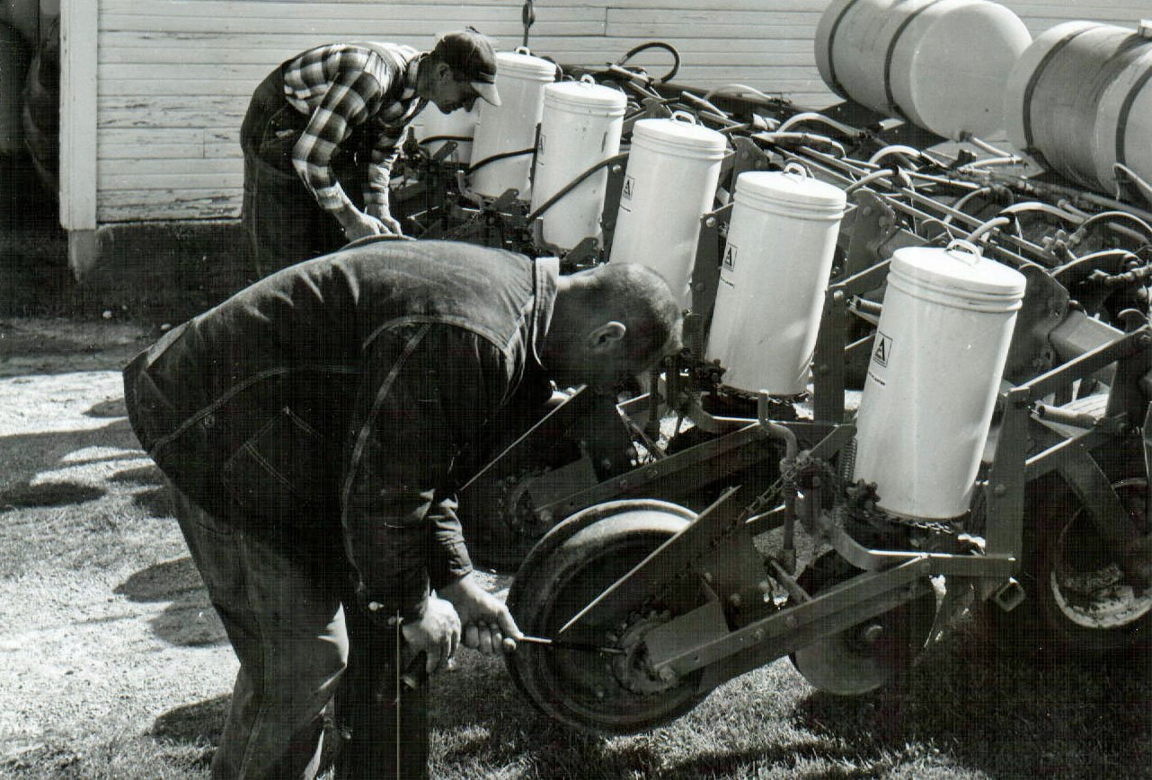May 7, 1969
Leonard and Eugen Rietschlin
Corn planter 6-30 rows
Photo ID#: A953