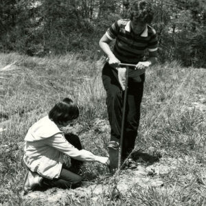 05_08_1981_Discovery_School._Teacher___Student_demonstrate_tree_planting_Website-5633