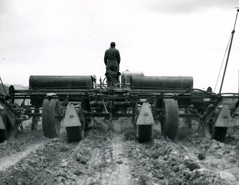 May 22, 1963
Minimum tillage demonstration at the Lowell Strauch Farm
Richland SWCD cooperating with Agricultural Extension Services
Photo ID#: A552
