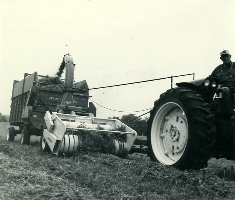 May 26, 1965
Chopping grass silage
Photo ID#: A877