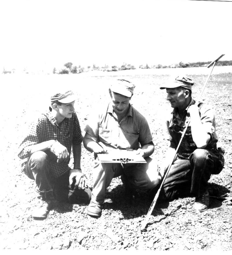 June 7, 1966
Doc Redmond, Soil Scientist in middle
Photo ID#: RSWCD265