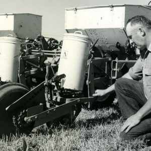 06_09_1971_Richard_Lenhart_examines_no_till_corn_planting_operation_website___Copy-1169