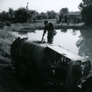 06_10_1970_Victor_Witsche_Filling_Air_Blast_Sprayer_0001-601