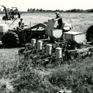 06_14_1973_Dale_Cook_and_no_til_corn_planter_on_sod_website___Copy-1171