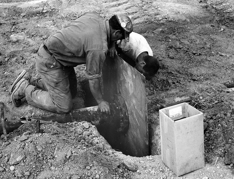 July 15, 1963
Cloyce Slessman and Red Kimberline at Julius' Claybaugh's property
Rt. 2 in Shelby Ohio
Photo ID#: S280