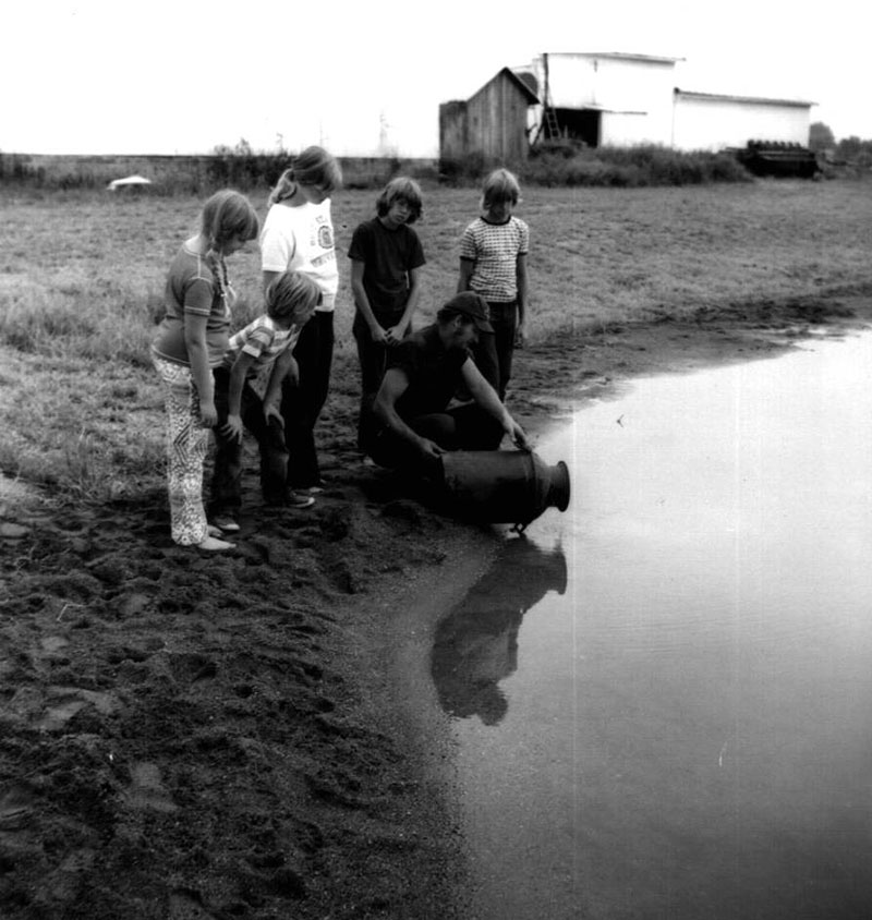 July 27, 1972
Fish Delivery with John Scherer and family
Photo ID#: S83