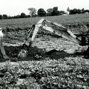 07_30_1976_Franklin_Young_ditch._Don_Shawk_on_hoe_website-1309