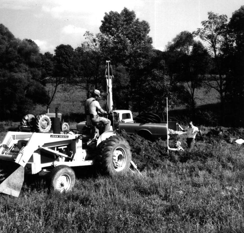 September 4, 1975
Bob Guisinger Farm
Dean Swigart, Bob Guisinger, Roger Maglott (contractor)
Spring development
Photo ID#: A685