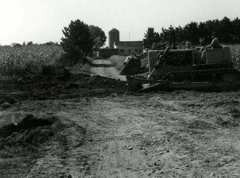 September 12, 1982
Getting ready to cross driveway with waterway
The Carey Farm
Photo ID#: A1026