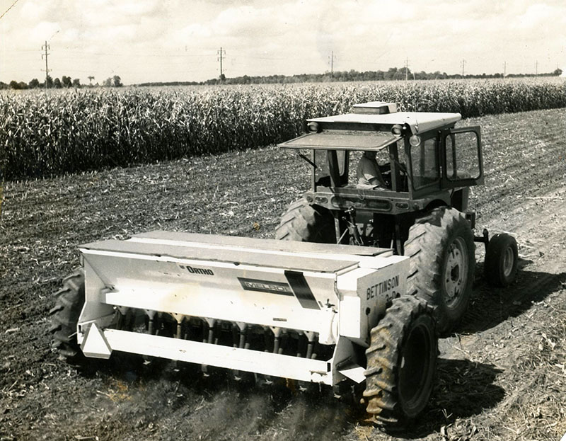 September 14, 1977
Richland Soil and Water Conservation District
No-till barley in corn silage stubble, Pewano silt clay loam
Agron-3
Photo ID#: A624