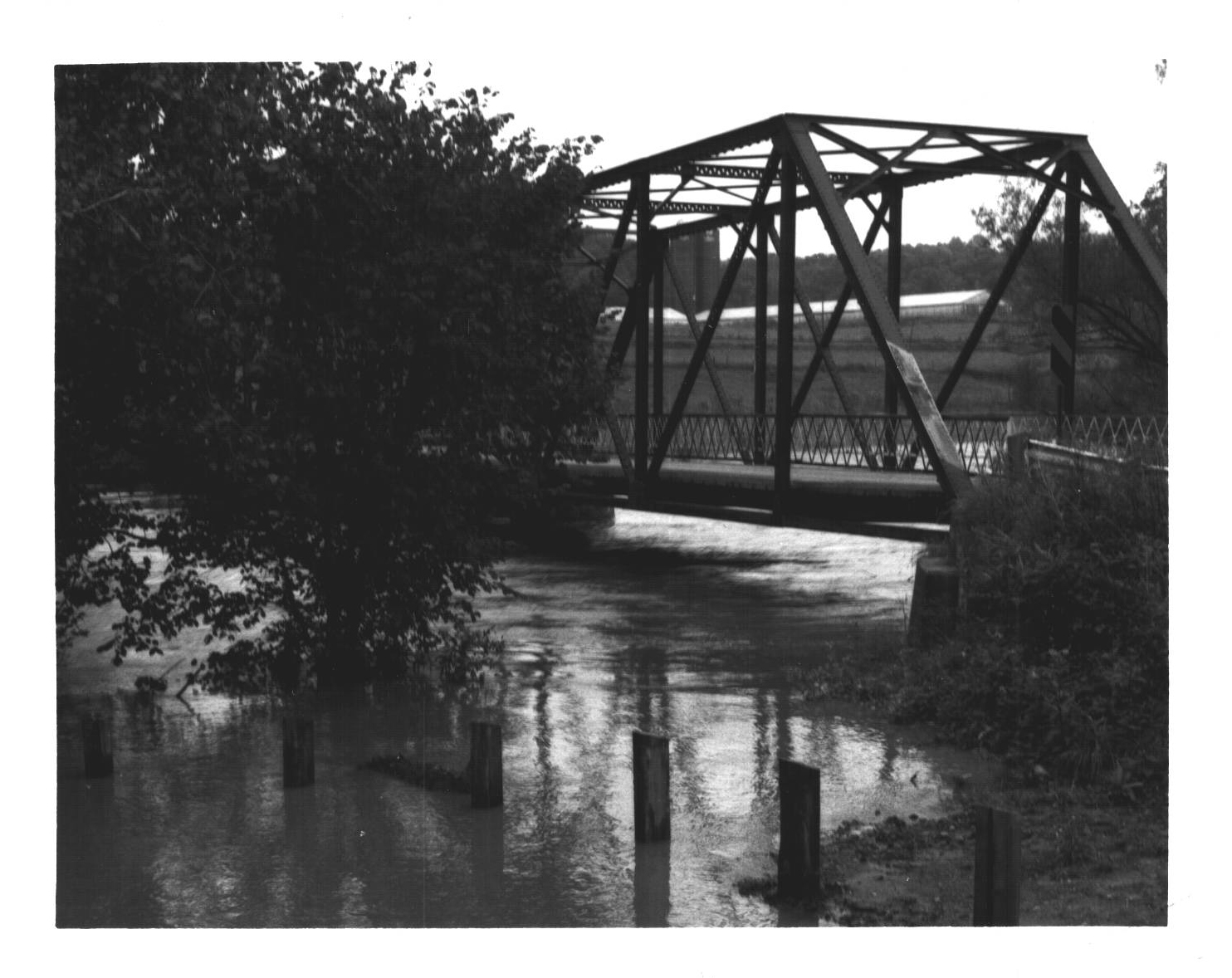 September 14, 1979
Pleasant Hill Road Richland County Ohio
High water covers new park construction.
Photo ID#: L6