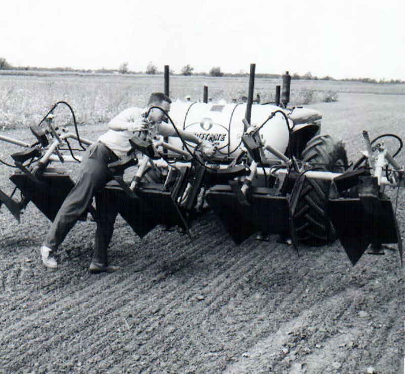 September 26, 1964
Anhydrous Ammonia field application
Photo ID#: RSWCD225