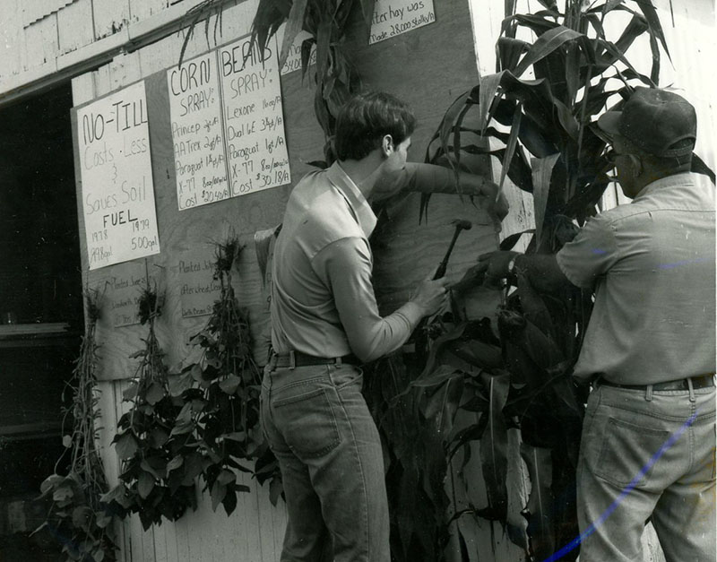 September 29, 1979
Bud Smith (Owner and Farm Manager)
Kenny Ernst puts the finishing touches on the No-till display
Smith Farm
Cass Township
Photo ID#: E208